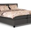 Karlsson Boxspring Autentik Vlak Met Gestoffeerd Matras 1 Karlsson Boxspring Autentik Vlak Met Gestoffeerd Matras -BETER BED Winkel Boxspring Autentik Kurbat vlak met gestoffeerd matras anthracite