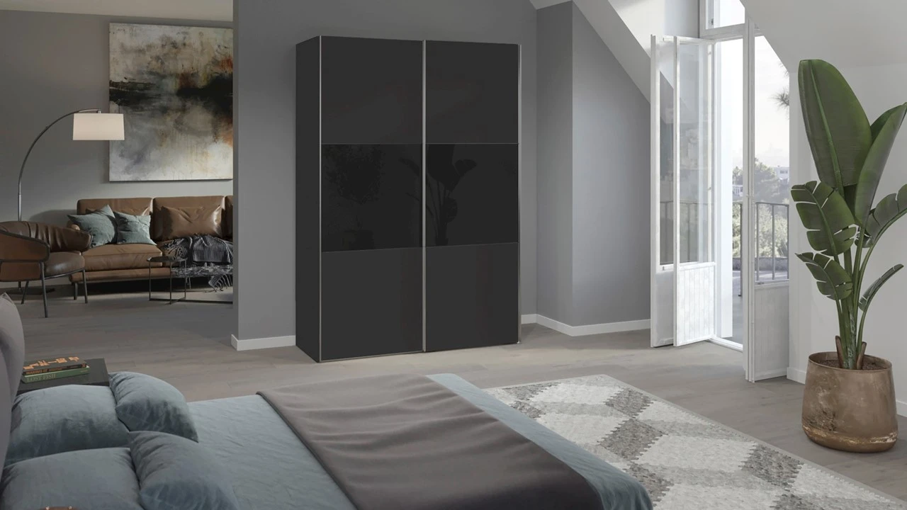 Schuifdeurkast Kixx Met Houten Deuren En Glaspanelen 4 Schuifdeurkast Kixx Met Houten Deuren En Glaspanelen - Afbeelding 2