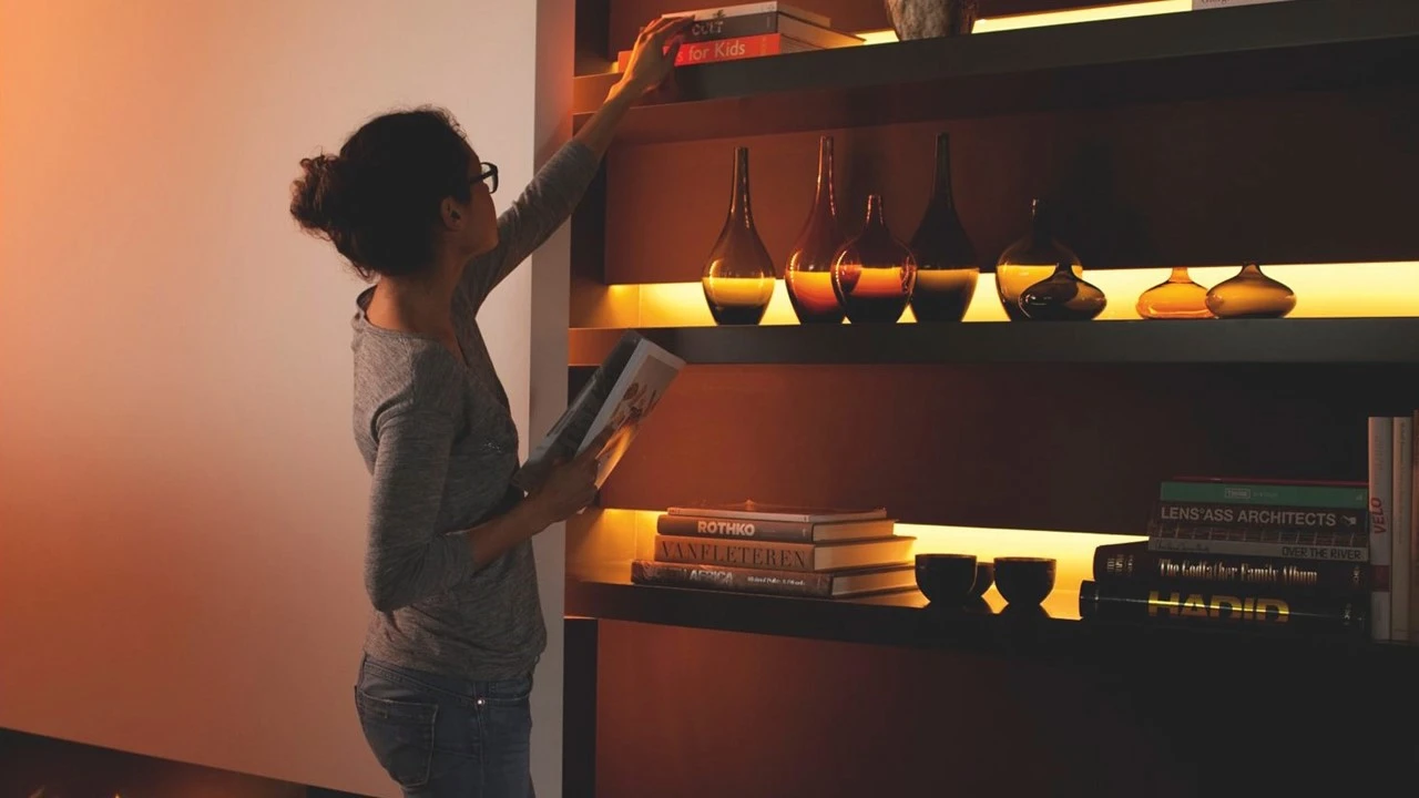 Verlichting Philips Hue Lightstrip Plus 1 Meter 5 Verlichting Philips Hue Lightstrip Plus 1 Meter - Afbeelding 3